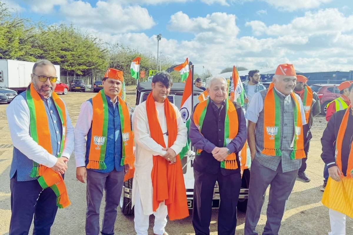 Hindu Saint Shri Rajrajeshwar Guruji with delegates of Overseas Friends of BJP.