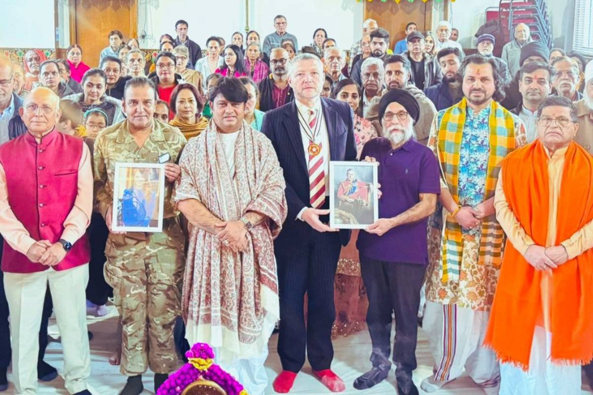 HH Shri Rajrajeshwar Guruji with HM the King, Simon Ovens and Hindu devotees performing prayer for the Royal Family's health and longevity.