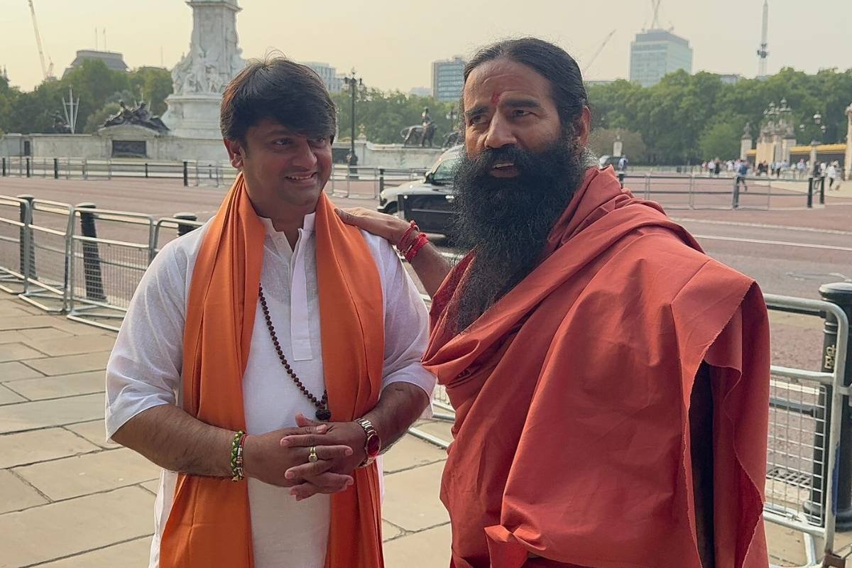 Devine Meeting: Rajrajeshwar Guruji with Swami Ramdevji in London.